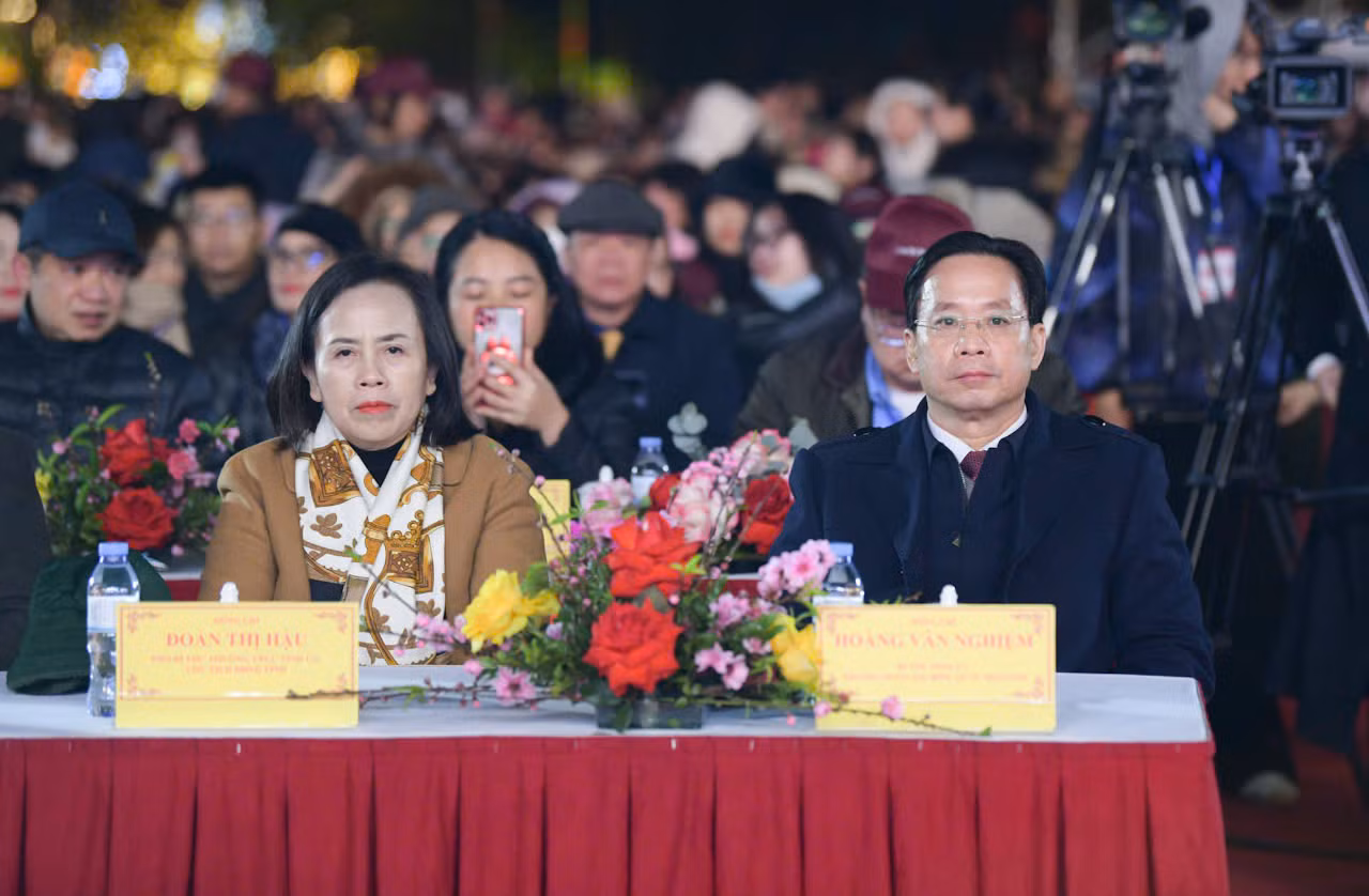 Hàng nghìn người tham dự chương trình khai mạc Lễ hội hoa đào xứ Lạng năm 2025 -0