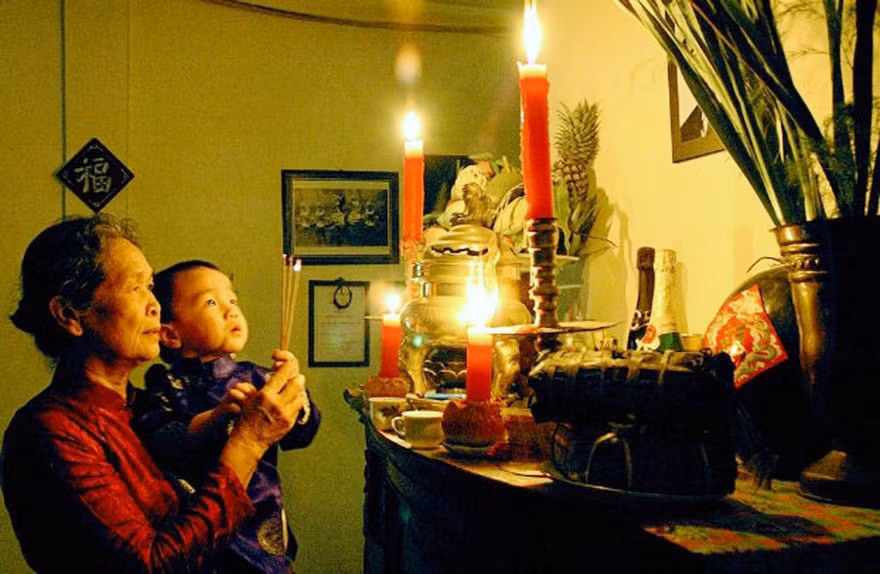 dâng hương ngày tết.jpg -0