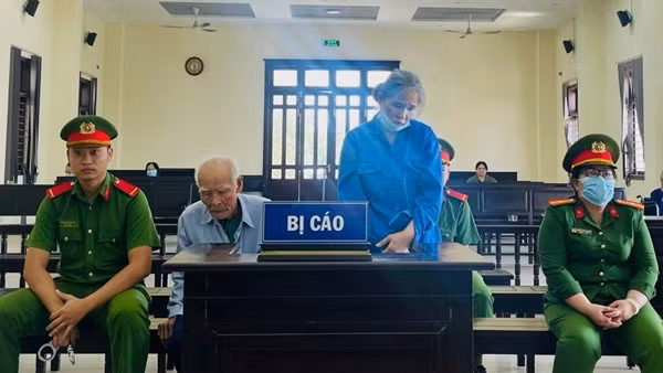 Hối hận vì cha già 85 tuổi nhận hộ tội giết người, con gái ra đầu thú