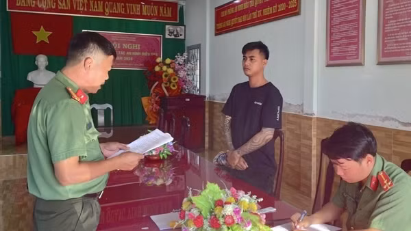 Anh_1_DTV_doc_lenh_bat_bi_can_de-1738920280768.jpg