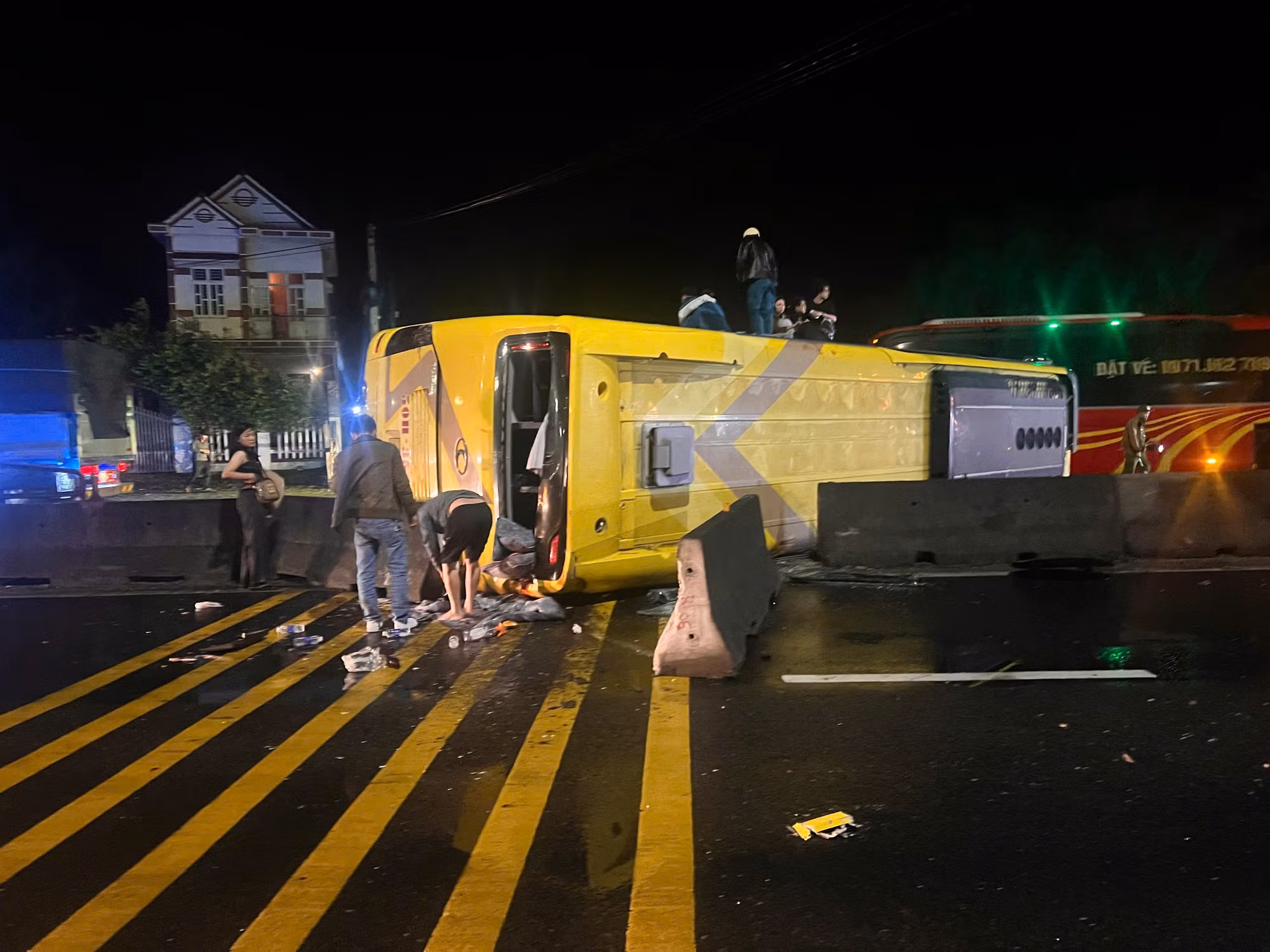 Xe khách tông dải phân cách trên quốc lộ 1A, 3 người tử nạn -0