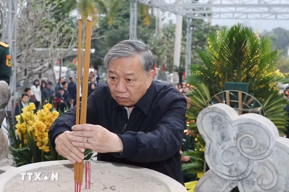 Tổng Bí thư Tô Lâm dâng hương tưởng nhớ và tri ân các Anh hùng liệt sỹ -0
