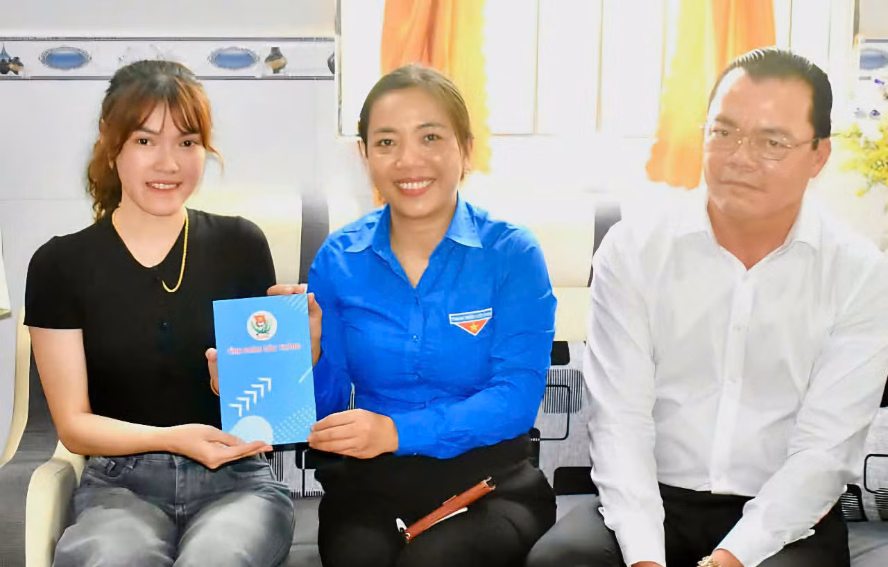 Ba anh em sinh ba tình nguyện lên đường nhập ngũ -0
