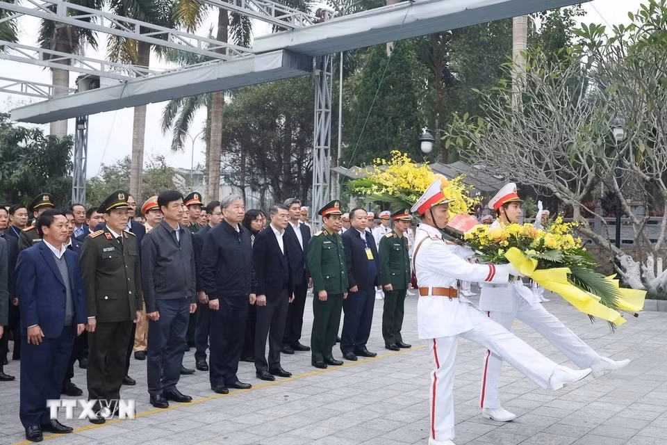 Tổng Bí thư Tô Lâm dâng hương tưởng nhớ và tri ân các Anh hùng liệt sỹ -0