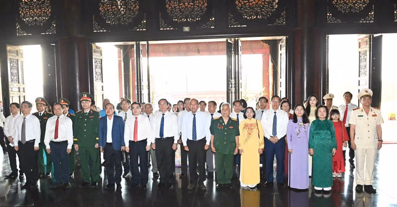 Dâng hoa, dâng hương tại Khu truyền thống cách mạng Sài Gòn - Chợ Lớn - Gia Định -3