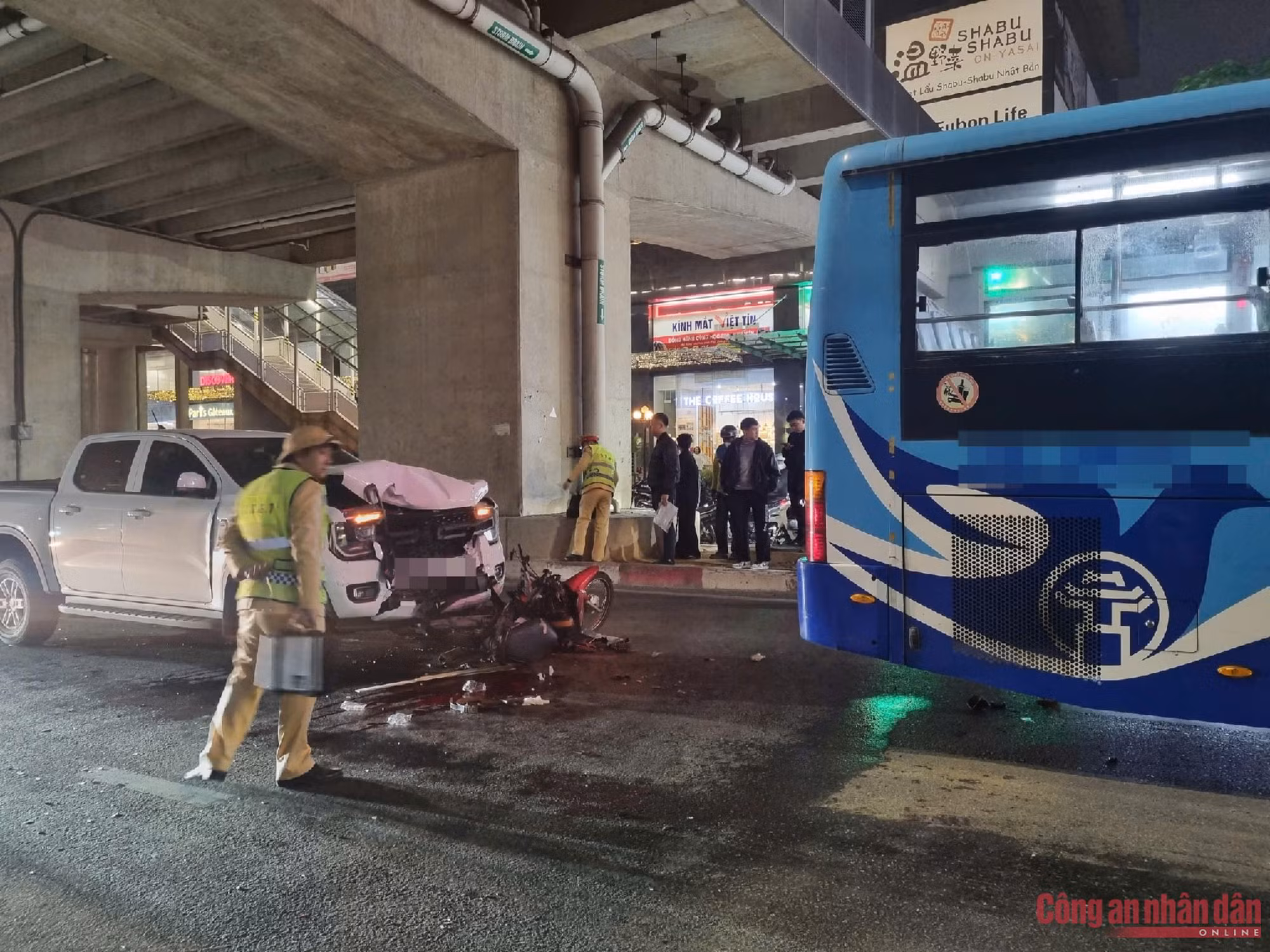 Bán tải đâm liên hoàn xe máy và ô tô buýt trên đường Cầu Giấy -0