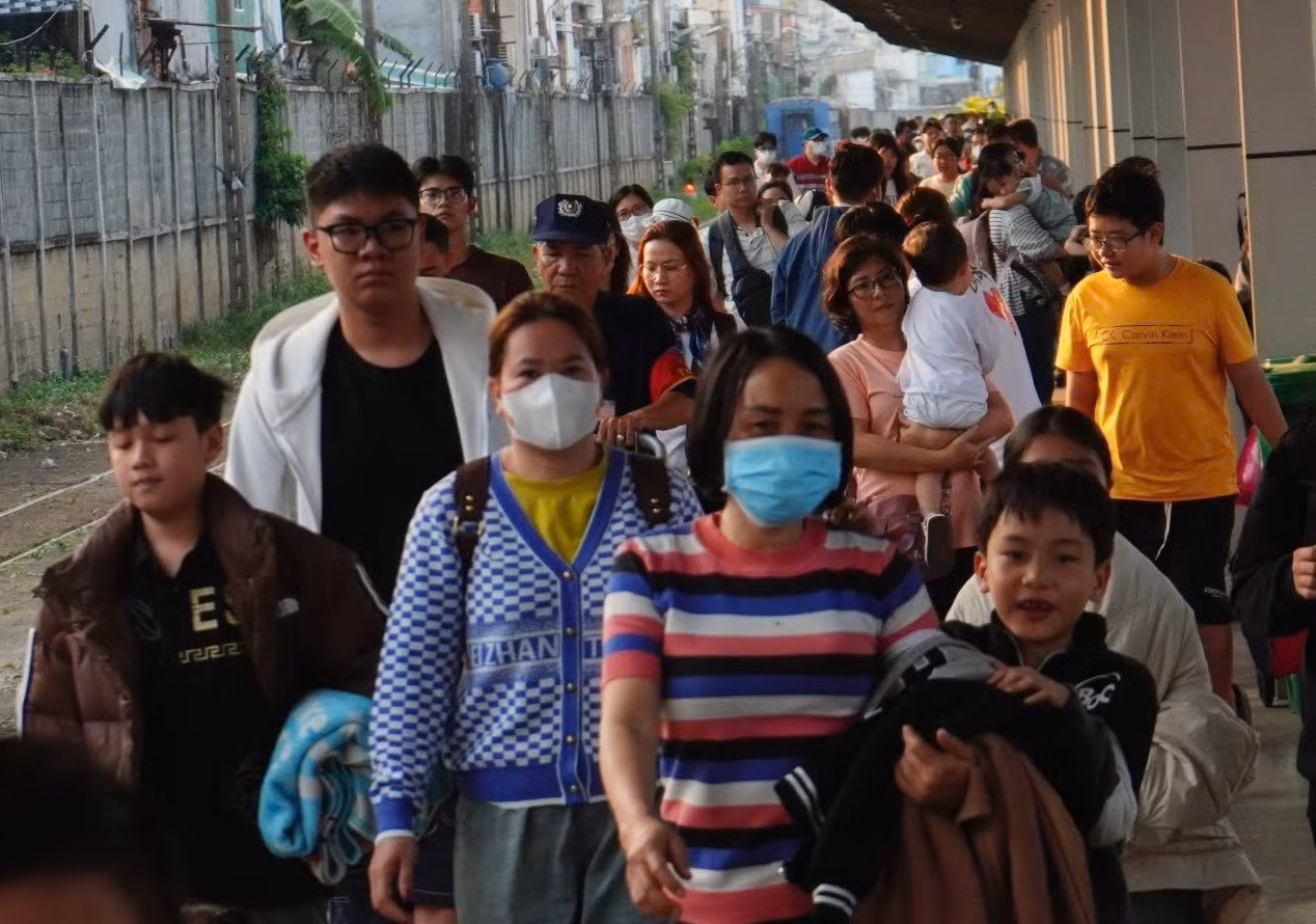 Huy động CSGT chống ùn ứ tại các cửa ngõ thành phố khi người dân ùn ùn từ quê lên -4