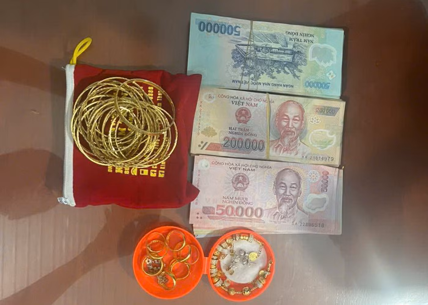 Người phụ nữ cảm phục Công an khi nhận lại túi xách có tiền vàng hơn 400 triệu đồng -0