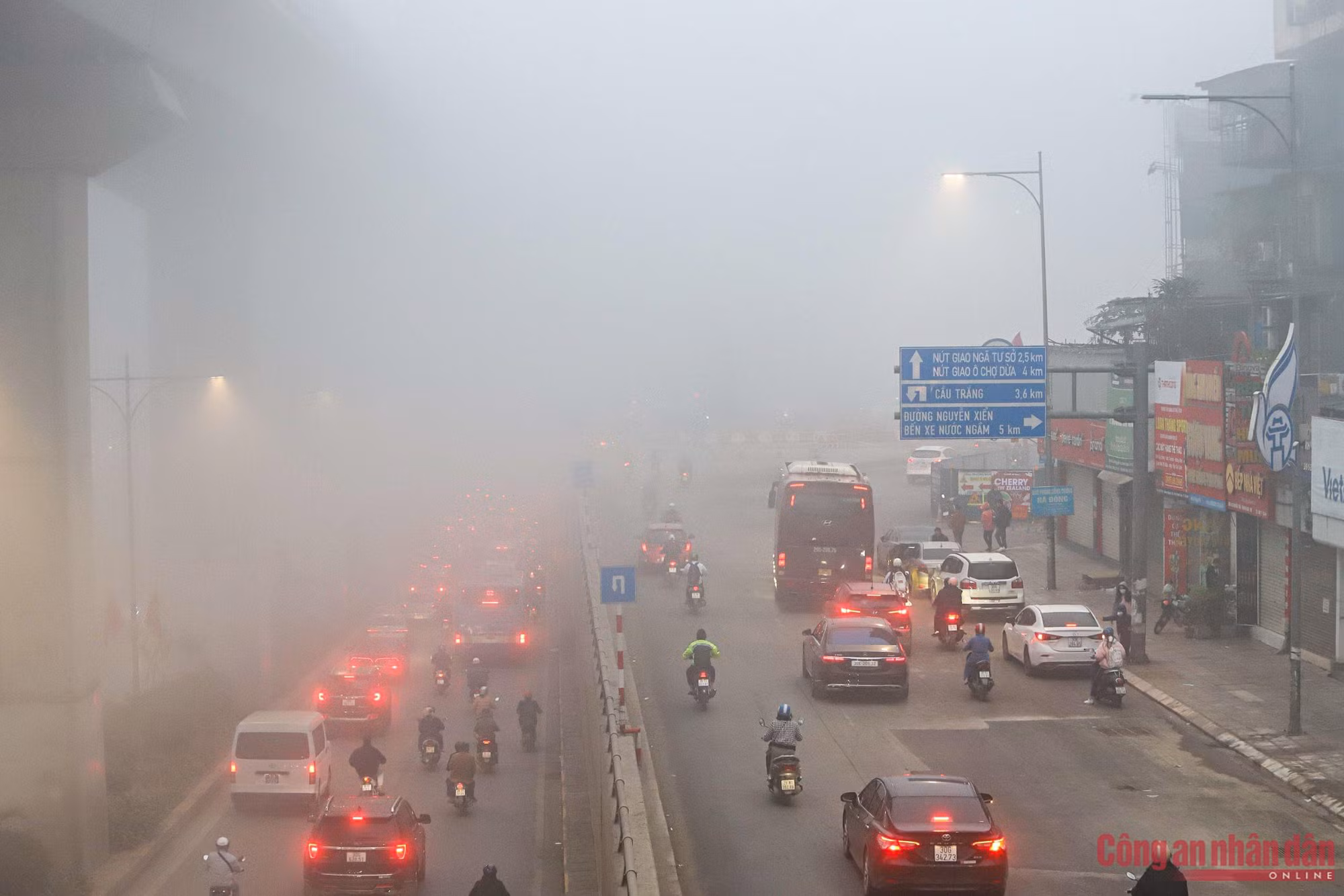 CSGT Hà Nội nhắc người dân đi lại an toàn trong thời tiết xấu -0