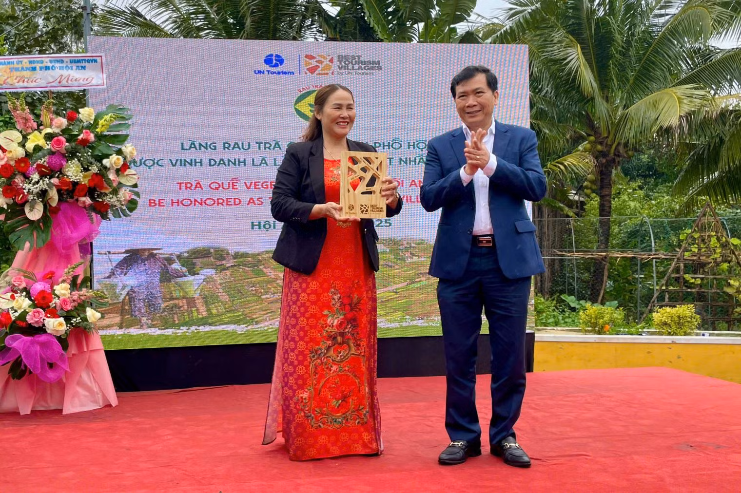 Du khách nô nức tham gia Lễ hội Cầu Bông tôn vinh làng du lịch Trà Quế ở Hội An dù mưa lớn đầu năm -0