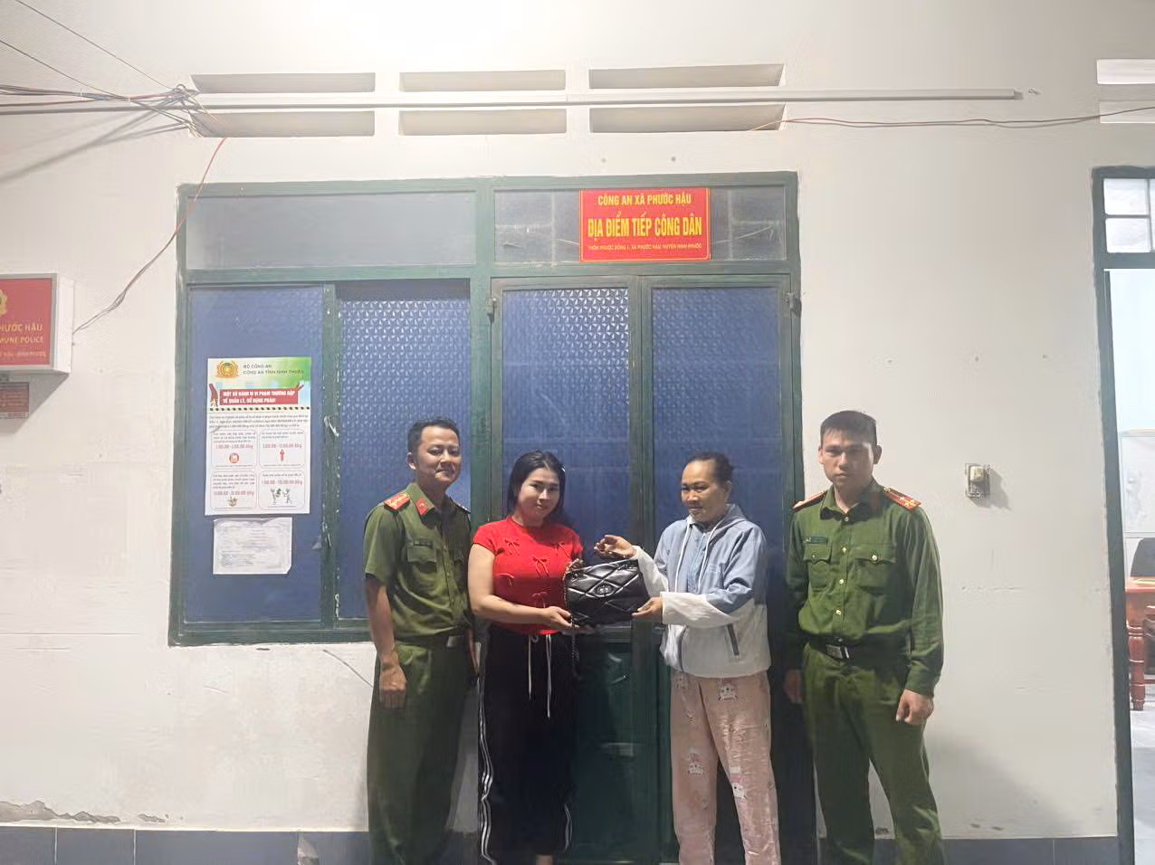 Người phụ nữ cảm phục Công an khi nhận lại túi xách có tiền vàng hơn 400 triệu đồng -0