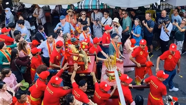 Du khách nước ngoài hào hứng với lễ hội nghinh ông ở Chợ Lớn