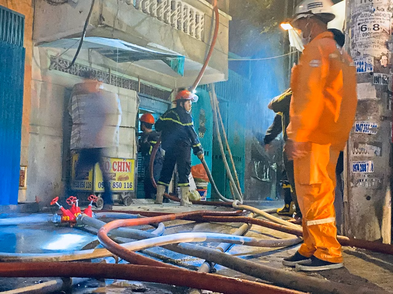 2 người thoát khỏi đám cháy căn nhà cho thuê trong hẻm sâu -0