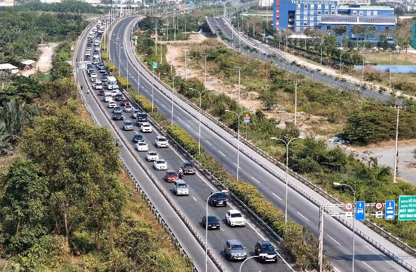 Huy động CSGT chống ùn ứ tại các cửa ngõ thành phố khi người dân ùn ùn từ quê lên -1