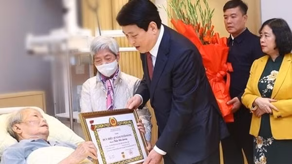 Nguyên Chủ tịch nước Trần Đức Lương nhận Huy hiệu 65 năm tuổi Đảng