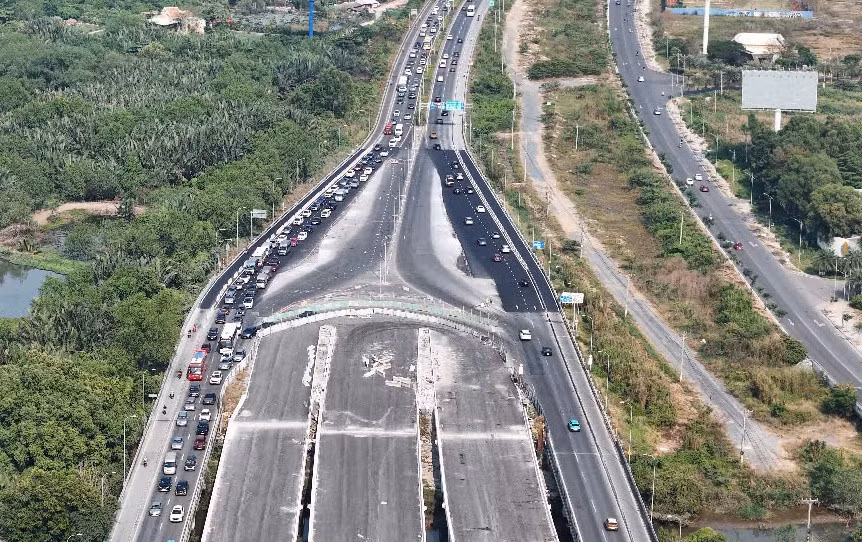 Huy động CSGT chống ùn ứ tại các cửa ngõ thành phố khi người dân ùn ùn từ quê lên -2