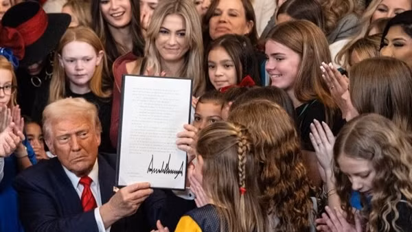 Ông Trump ký lệnh cấm người chuyển giới tham gia môn thể thao dành cho nữ
