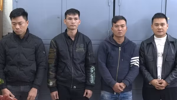 Đánh bài thua hơn 300 triệu, dùng súng đe doạ lấy lại tiền