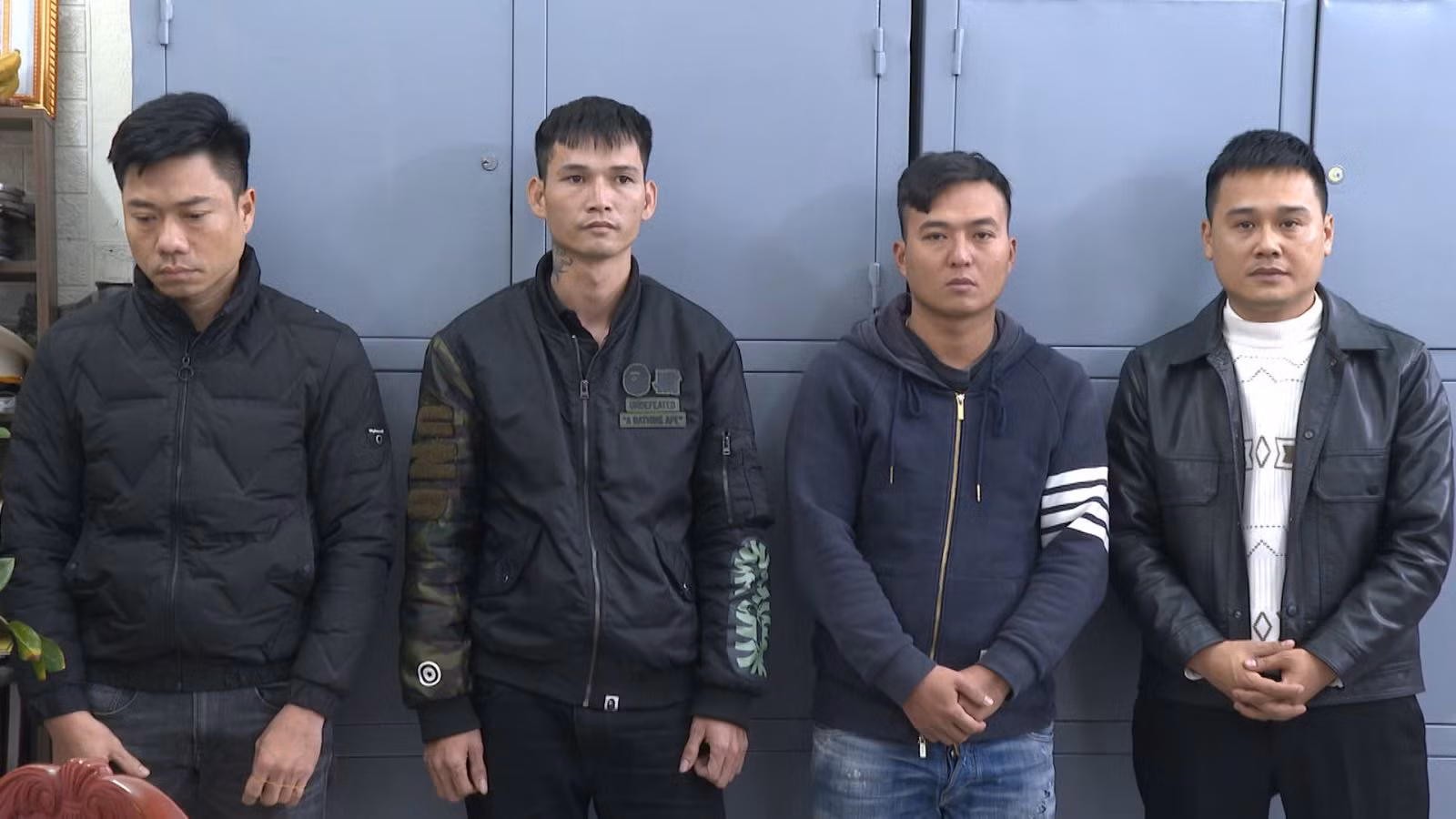 Đánh bài thua hơn 300 triệu, dùng súng đe doạ lấy lại tiền -0