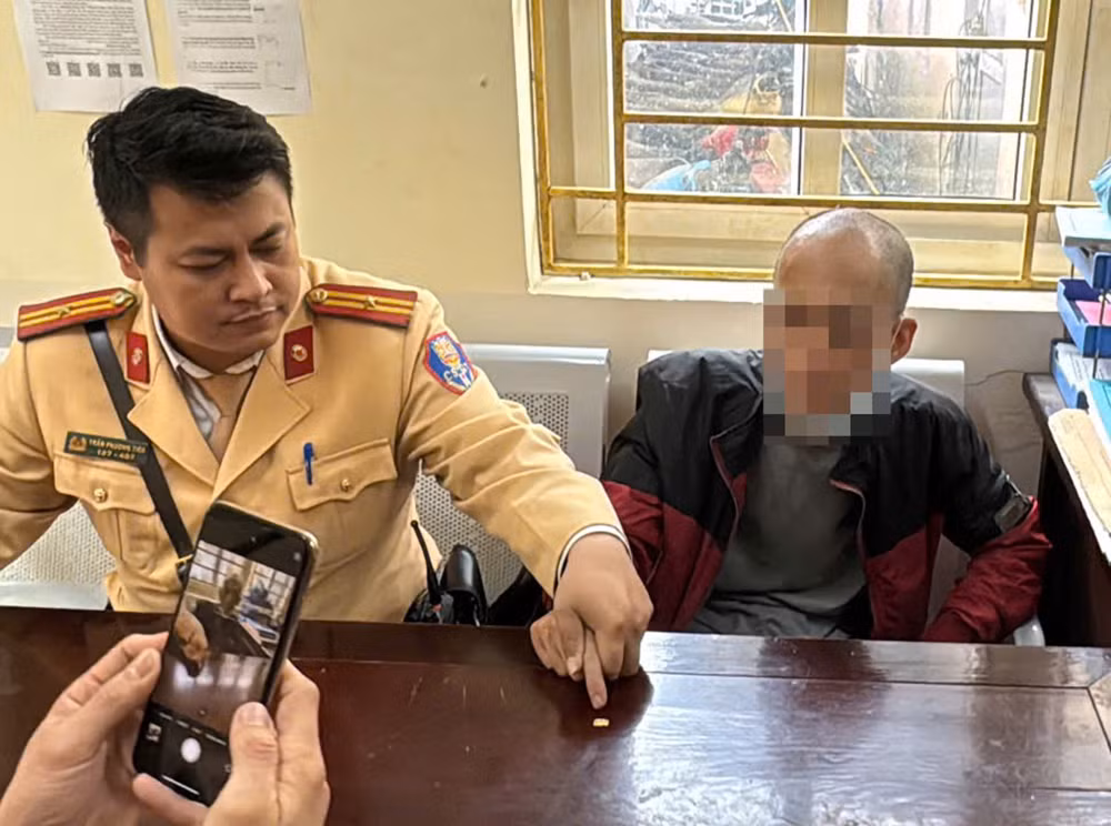 Dắt ma túy trong người đi chơi Tết thì bị CSGT bắt -0