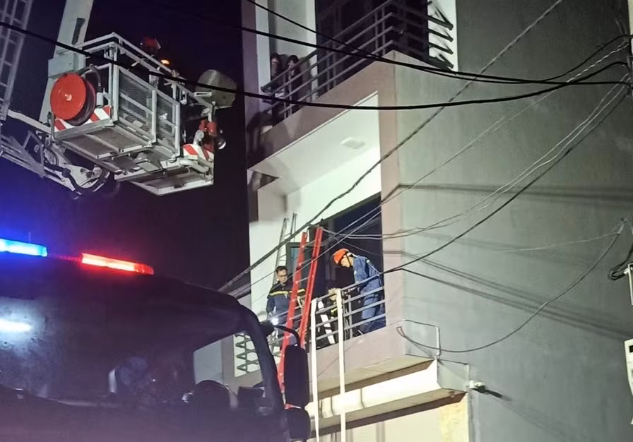 Cảnh sát giải cứu 6 người bị mắc kẹt trong đám cháy lúc rạng sáng -0