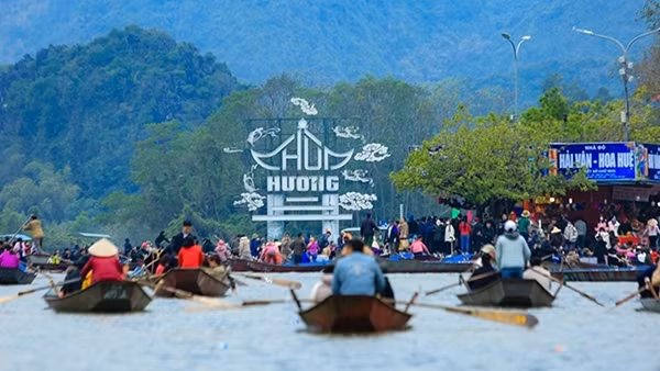 Hà Nội kiểm soát chặt hoạt động gần 4.000 đò, xuồng ở chùa Hương