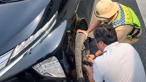 CSGT căng mình "hạ nhiệt" giao thông trên cao tốc TP Hồ Chí Minh-Trung Lương