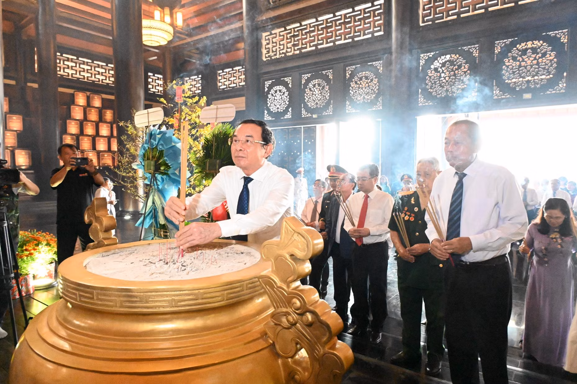 Dâng hoa, dâng hương tại Khu Truyền thống cách mạng Sài Gòn - Chợ Lớn - Gia Định -0