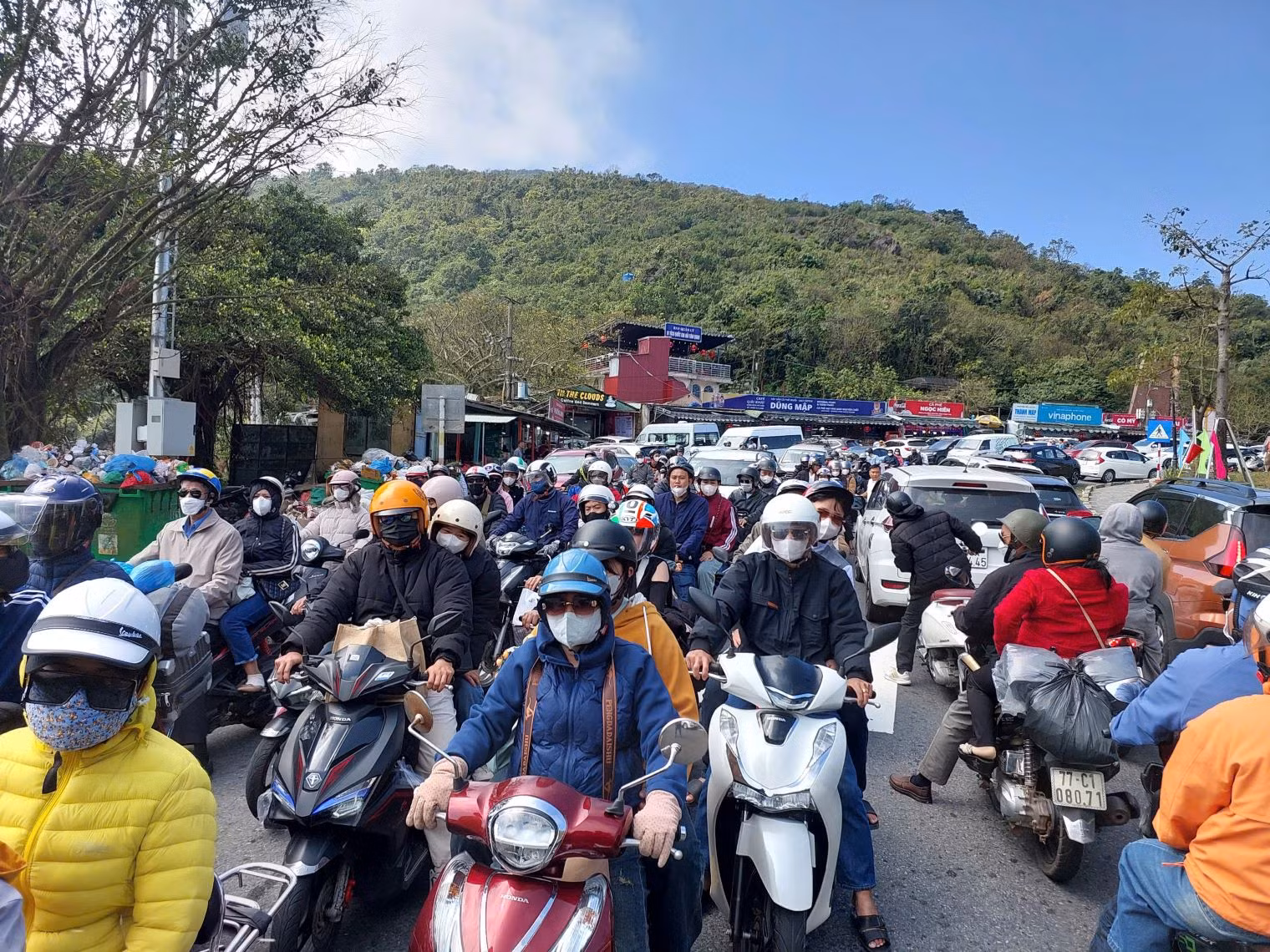 Cửa ngõ vào Đà Nẵng kẹt cứng người và phương tiện sau Tết -1