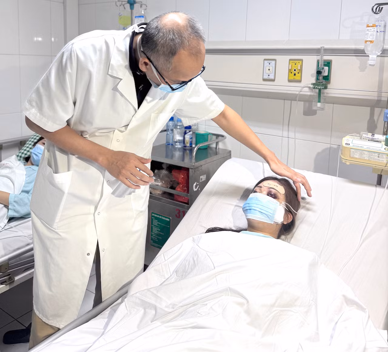 Nữ sinh 14 tuổi tự tiêm filler nâng mũi tại nhà, suýt mù mắt -0