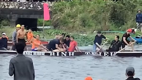 Lật ghe đua trên sông Trường Giang, 3 người bị đuối nước được đưa đi cấp cứu