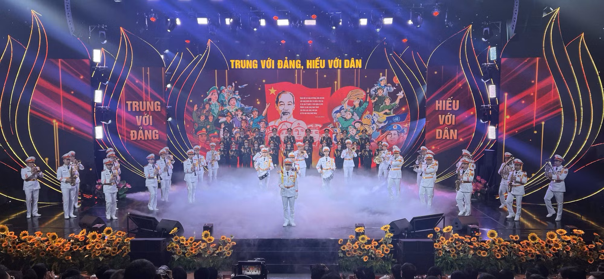 Tự hào 95 năm “Vững bước dưới cờ Đảng” -0