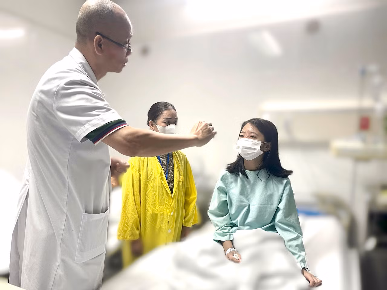 Nữ sinh 14 tuổi tự tiêm filler nâng mũi tại nhà, suýt mù mắt -0