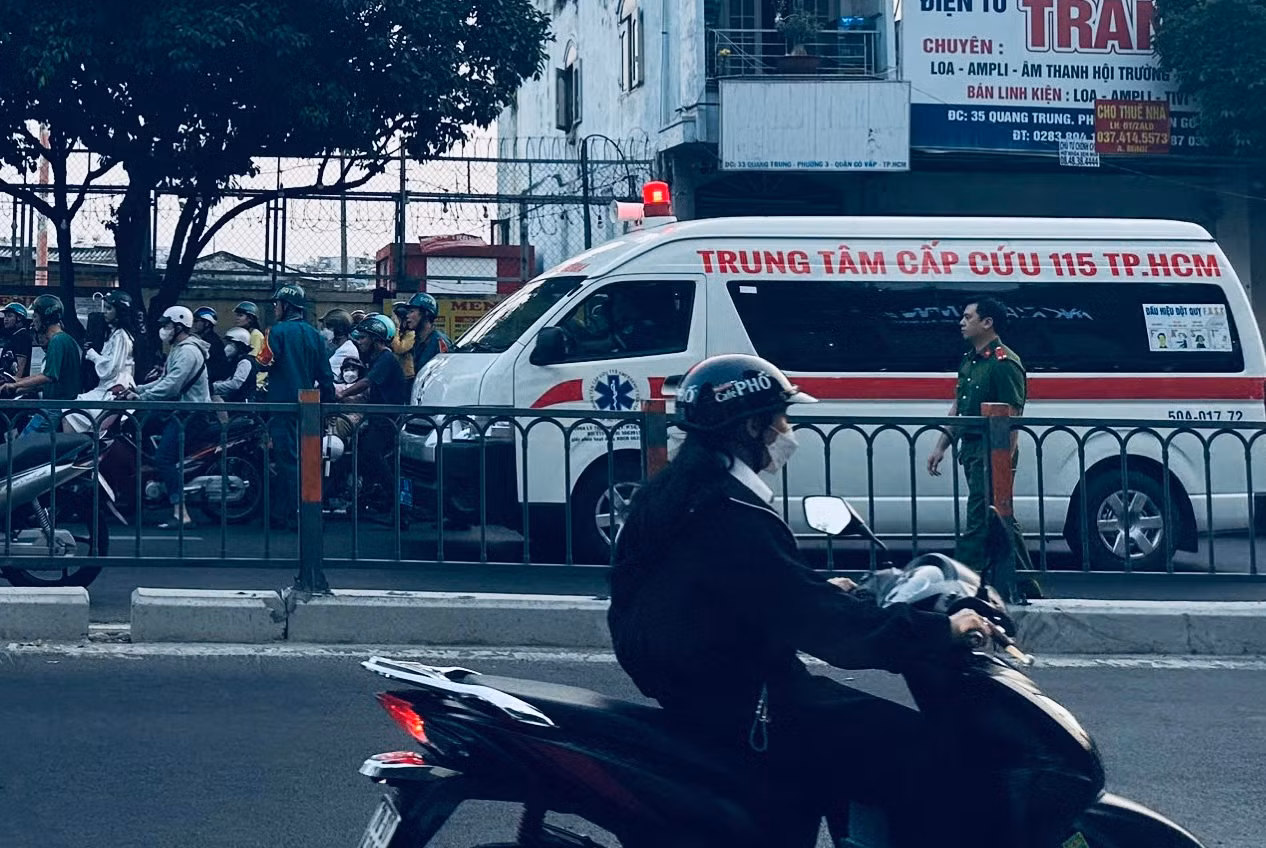 Va chạm ngã xuống đường bị xe buýt cán tử vong -0
