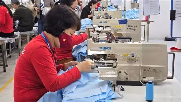Công nhân phấn khởi vào ca, nhu cầu tuyển dụng tăng