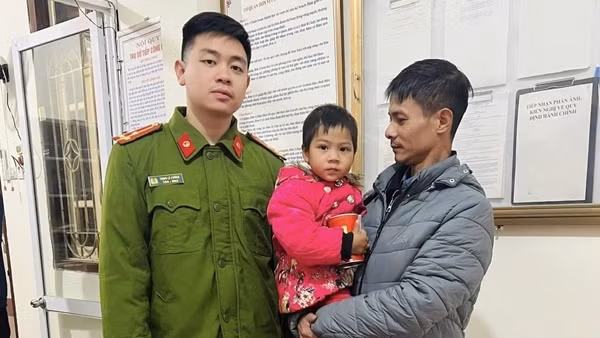 Công an phường Vĩnh Trại giúp bé gái 2 tuổi đi lạc trở về với gia đình