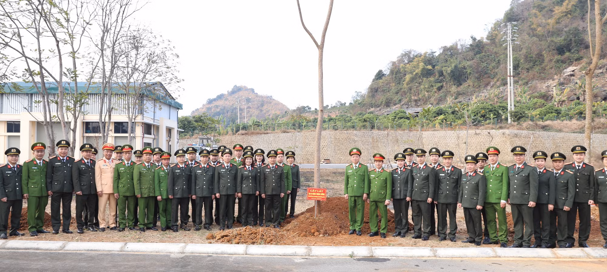 Công an tỉnh Sơn La hưởng ứng Lễ phát động Tết trồng cây “Đời đời nhớ ơn Bác Hồ” -0