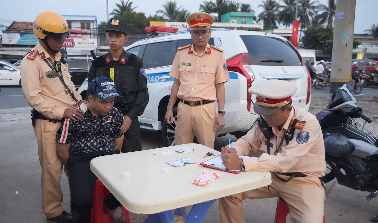 lực lượng làm nhiệm vụ làm việc đối tượng nguyễn văn rum. ảnh trọng tín.jpeg -0