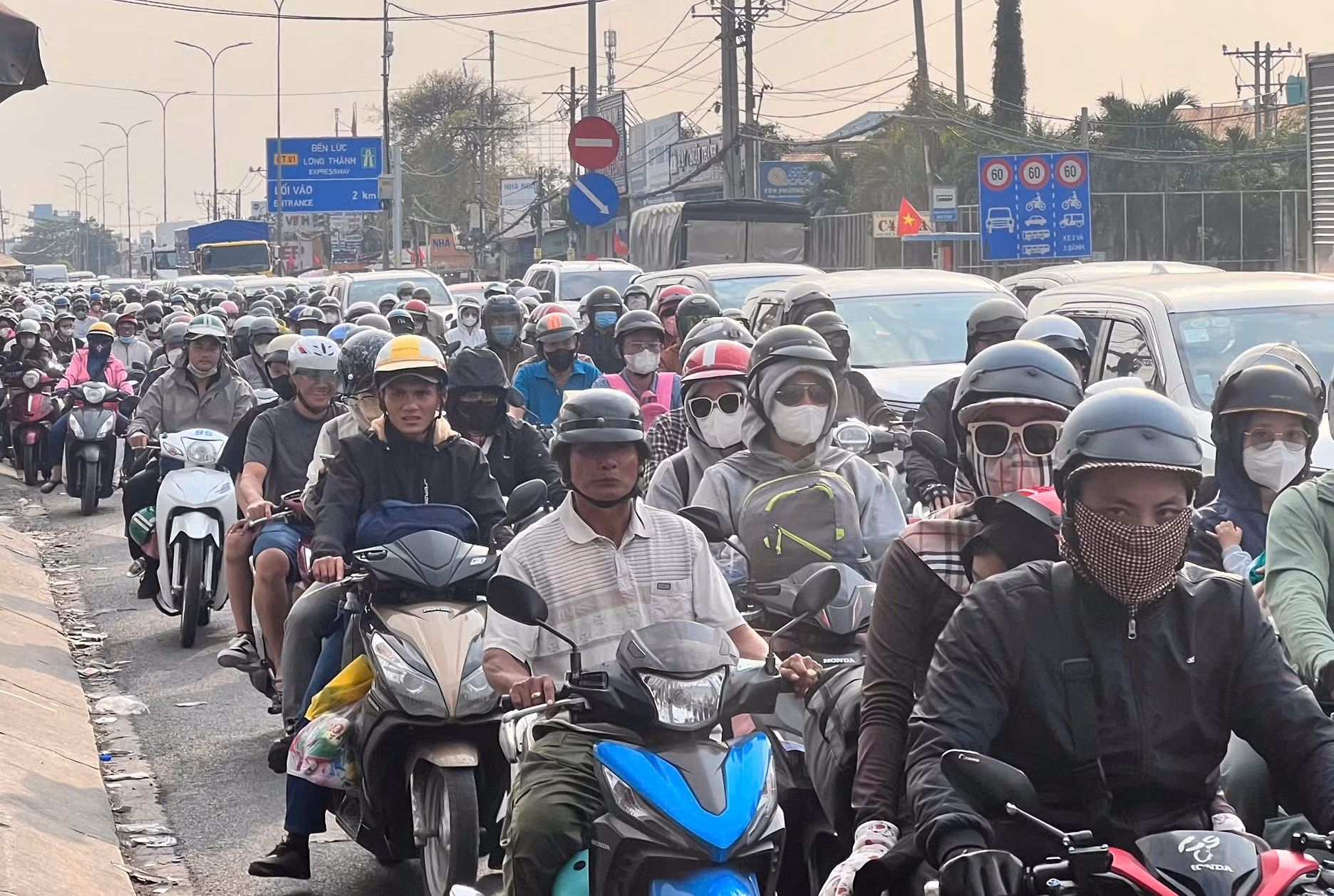Huy động CSGT chống ùn ứ tại các cửa ngõ thành phố khi người dân ùn ùn từ quê lên -2