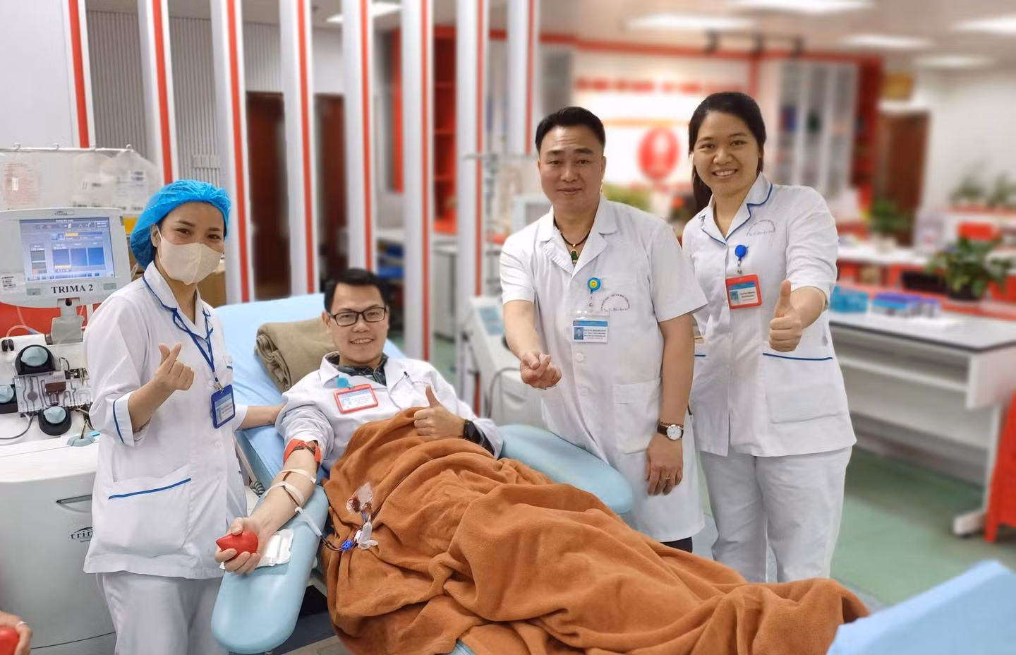 Nhiều người hiến máu trong những ngày đầu năm mới -0