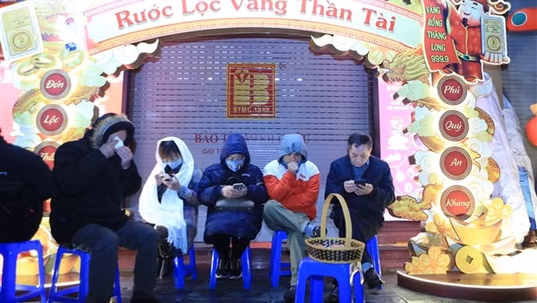 Người dân Thủ đô chịu rét, "đội mưa" đi mua vàng ngày vía Thần tài