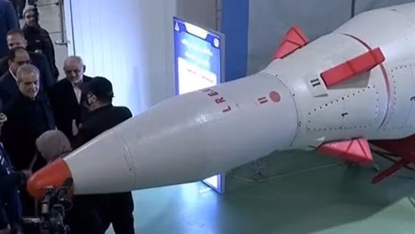 Iran ra mắt mẫu tên lửa đạn đạo hiện đại nhất với tầm bắn 1.700 km