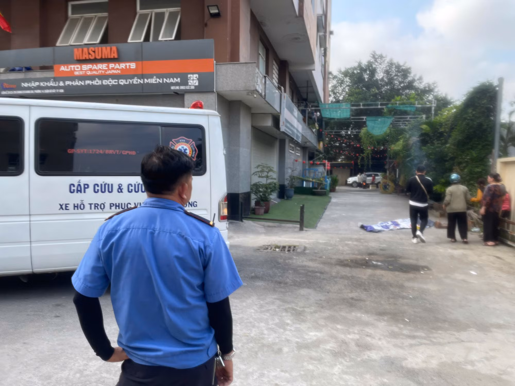 Người phụ nữ tử vong bất thường dưới sảnh chung cư -0