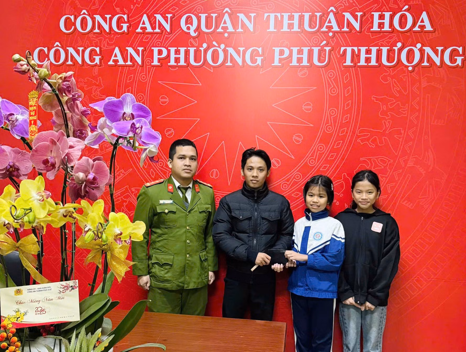 Nhặt được tài sản liền nhờ Công an phường trả lại cho người đánh rơi -0