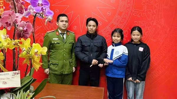 Nhặt được tài sản liền nhờ Công an phường trả lại cho người đánh rơi