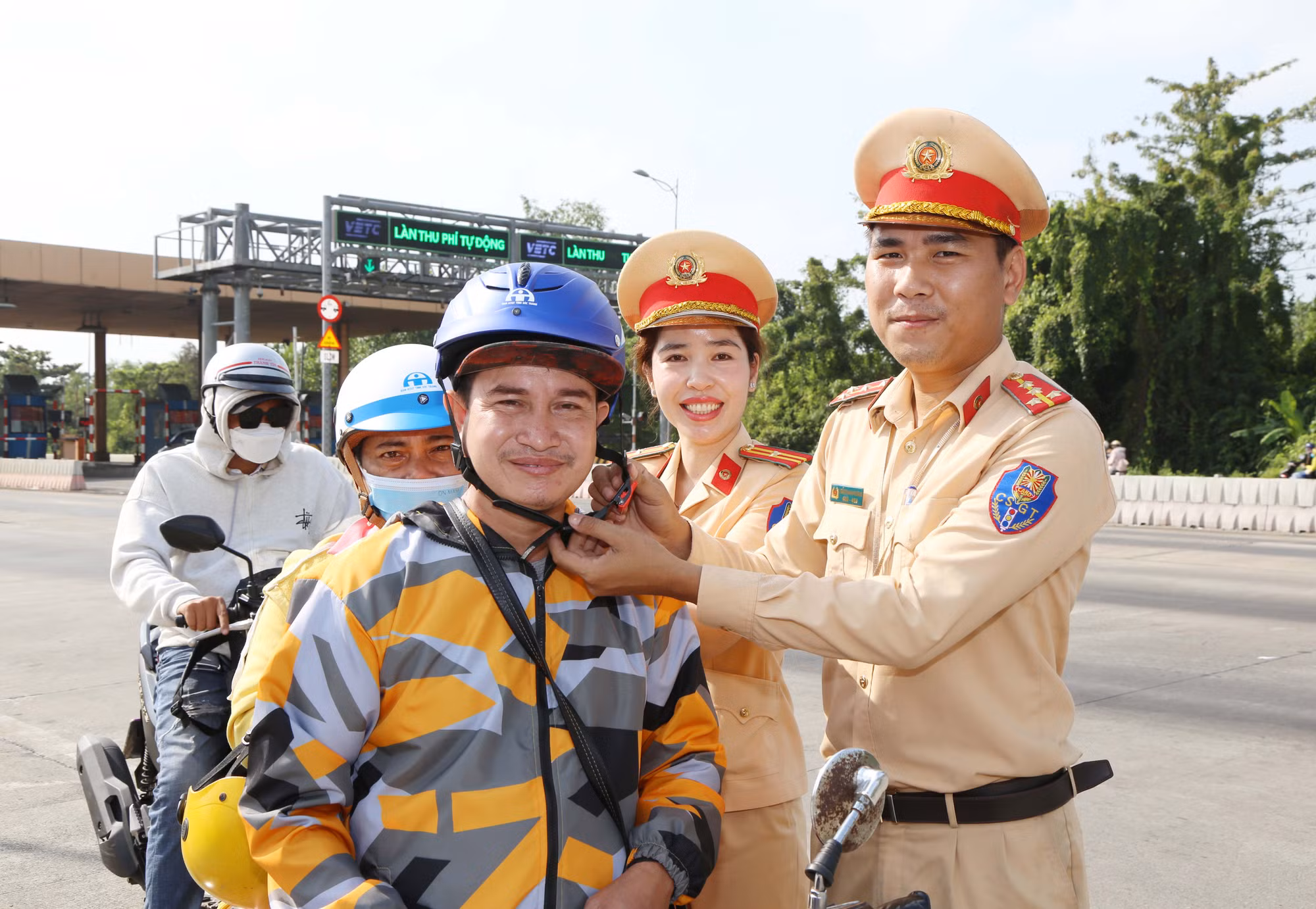 Ấm lòng người dân khi trở lại các thành phố lớn làm việc sau Tết -3