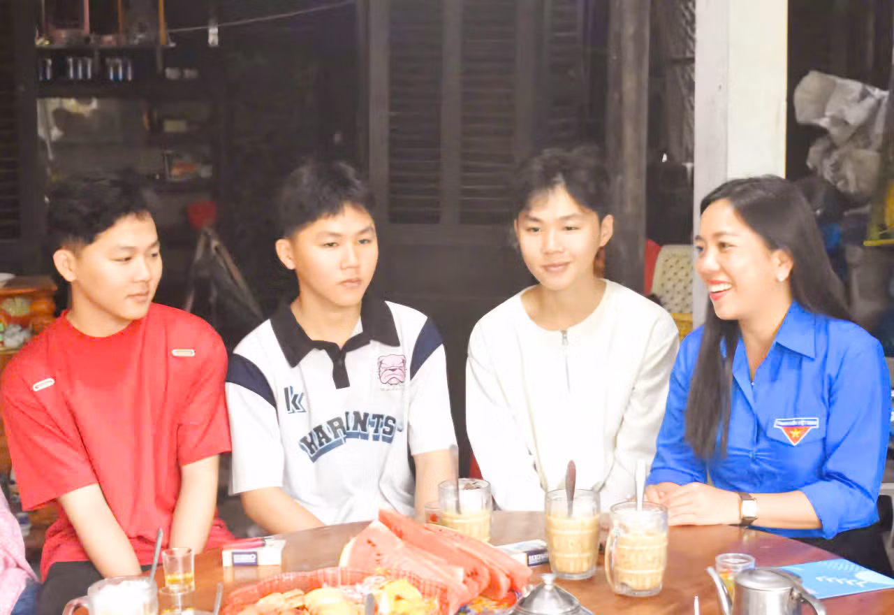 Ba anh em sinh ba tình nguyện lên đường nhập ngũ -0