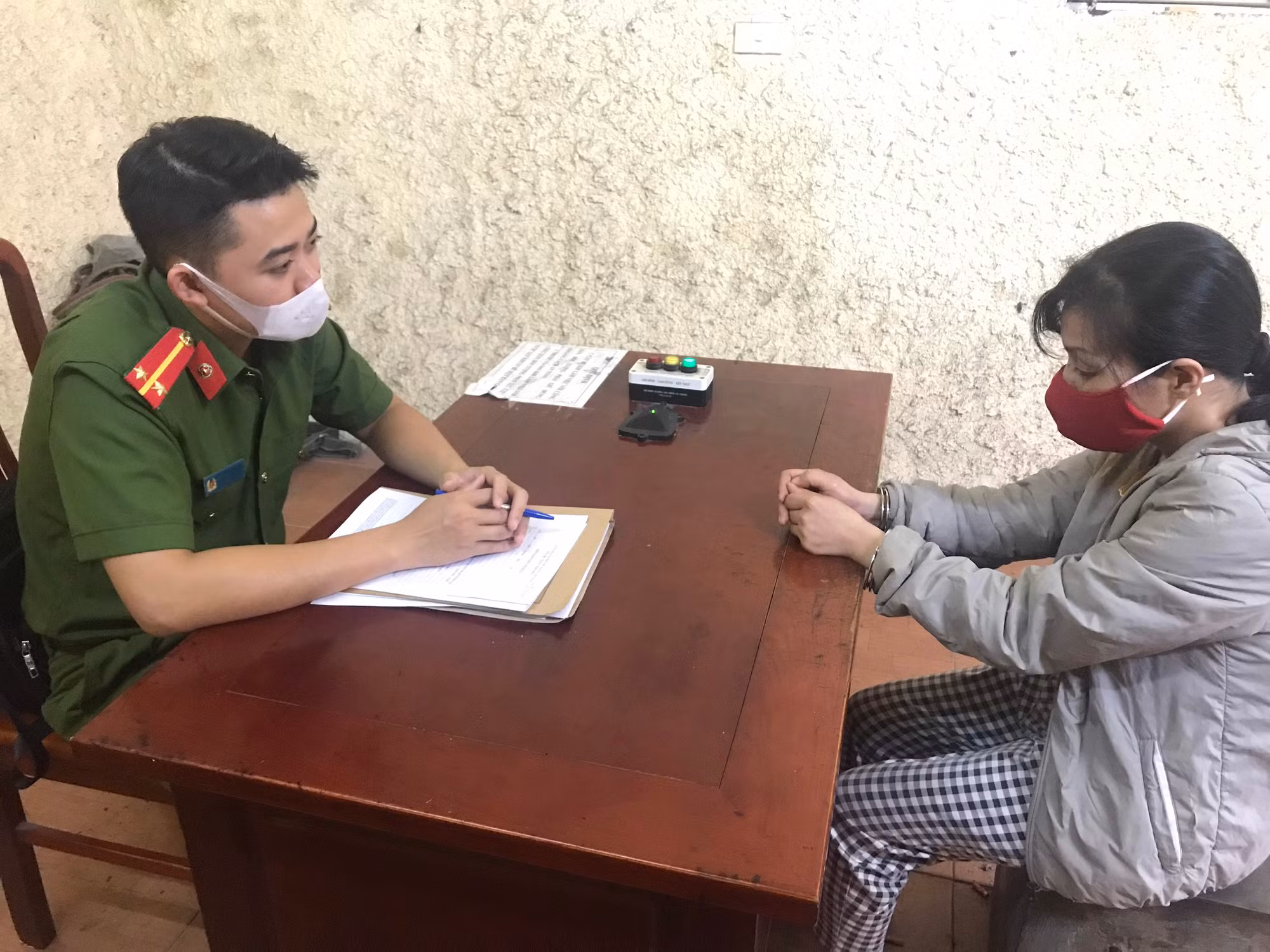 Bắt nữ quái lợi dụng con nhỏ để buôn ma tuý -0