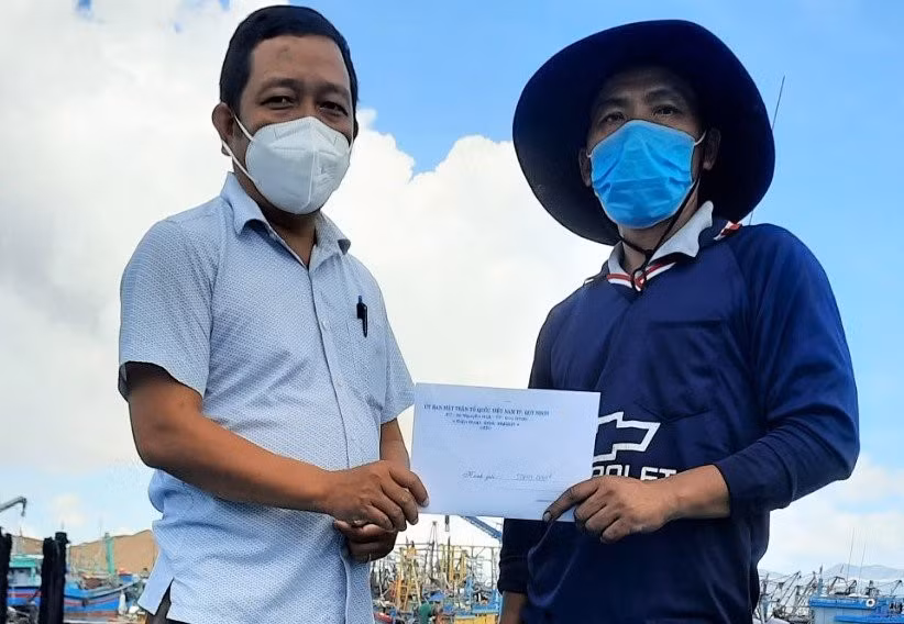Hỗ trợ khẩn cấp chủ các tàu cá bị thiệt hại do “bà hỏa” khi đang neo đậu ở cảng cá Quy Nhơn -0