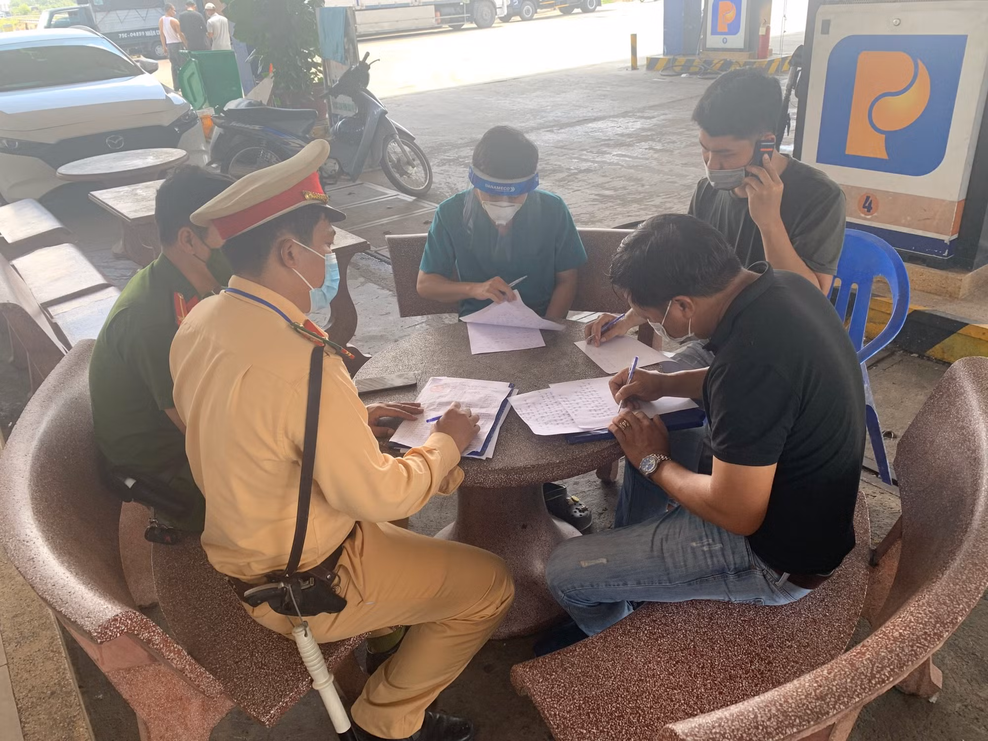 Liên tiếp phát hiện các tài xế trả khách ngoại tỉnh 
